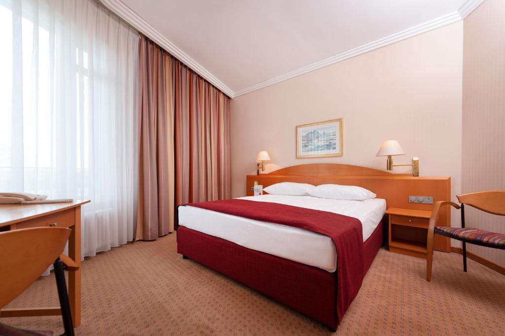 Postel nebo postele na pokoji v ubytování Hotel Meerane
