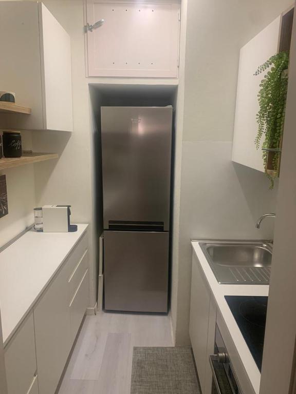 A kitchen or kitchenette at The secret window on the river Arno