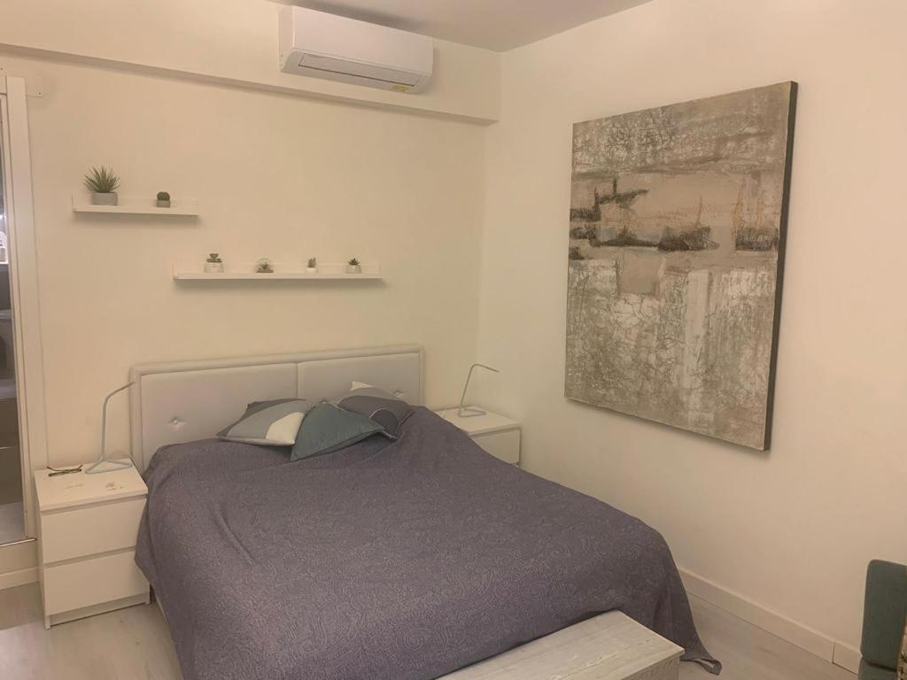 A bed or beds in a room at The secret window on the river Arno
