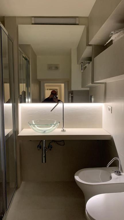 A bathroom at The secret window on the river Arno