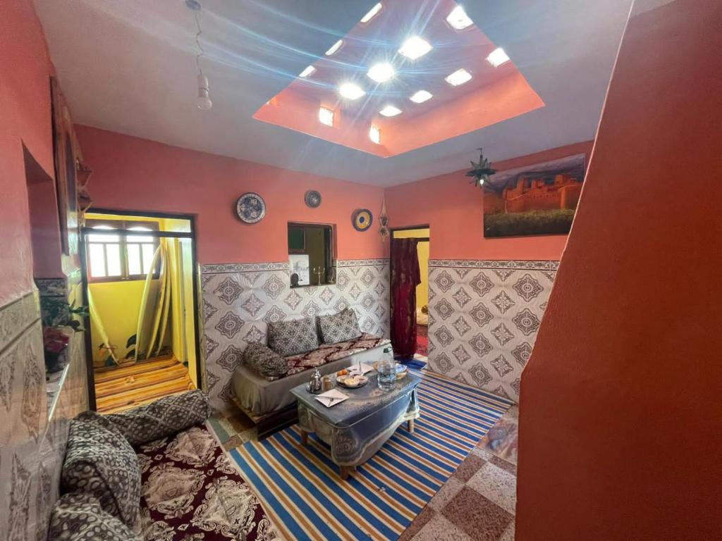 een woonkamer met een bank en een tafel bij Cap sim surf house in Essaouira