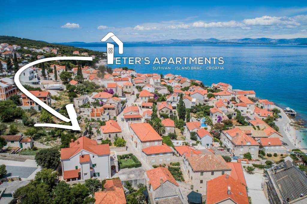 eine Luftansicht einer Stadt mit Häusern und dem Meer in der Unterkunft Peters apartment in Sutivan
