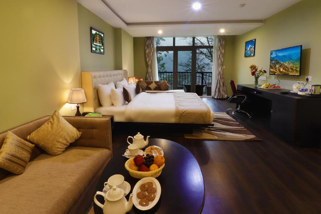 een hotelkamer met een bed, een bank en een tafel bij Five Gangtok in Gangtok