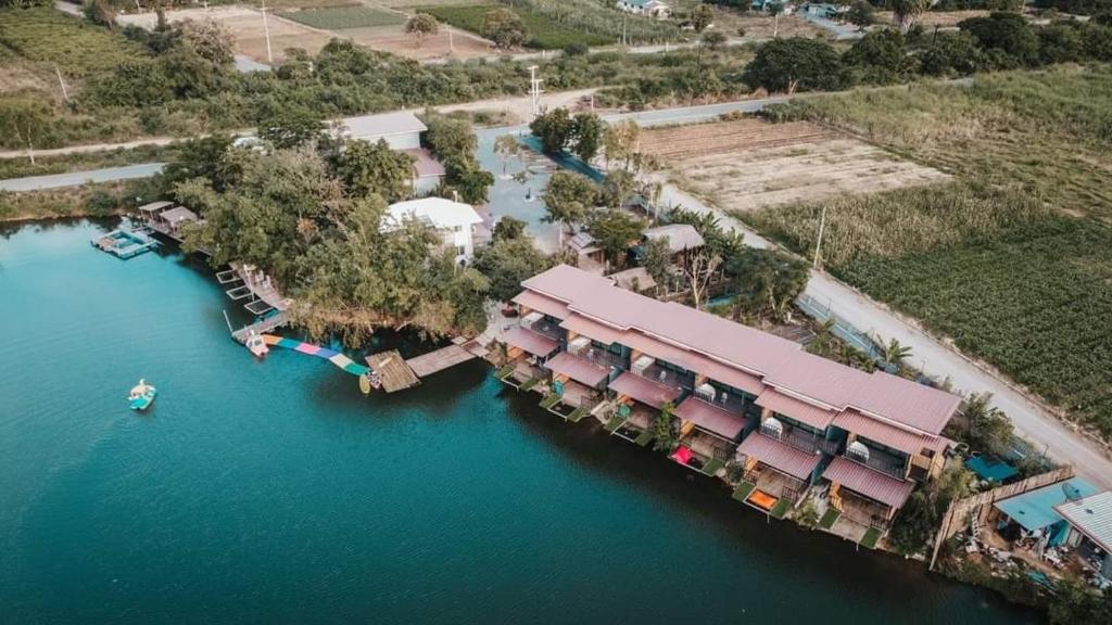 uma vista aérea de um resort sobre a água em Kram Farmstay em Nakhon Pathom