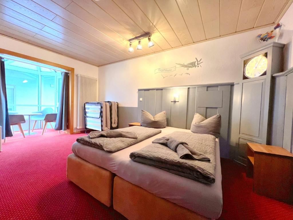 a bedroom with two beds in a room at BnB Fliegerhaeusle Hagnau 24h Self Check In in Hagnau