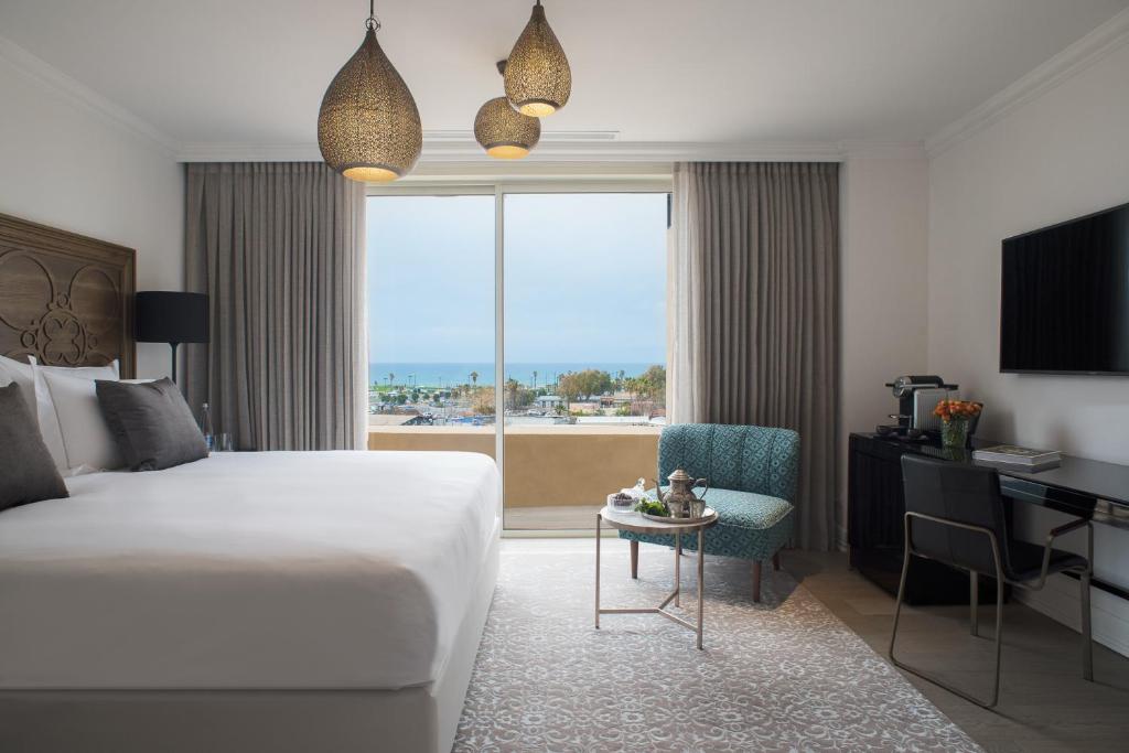 Postel nebo postele na pokoji v ubytování The Drisco Hotel Tel Aviv - Relais & Châteaux