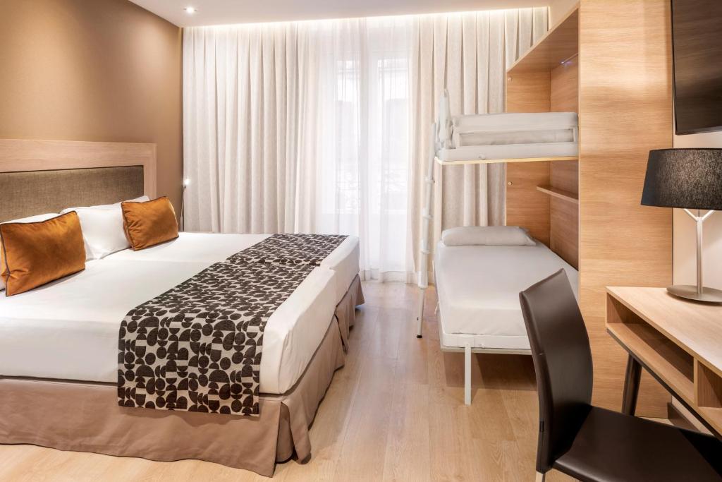 
Family Room (2 Adults + 2 Children)
