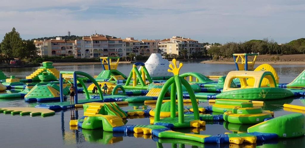 Bazén v ubytovaní T4 Le Trente Cinq 3 chambres & climatisation alebo v jeho blízkosti