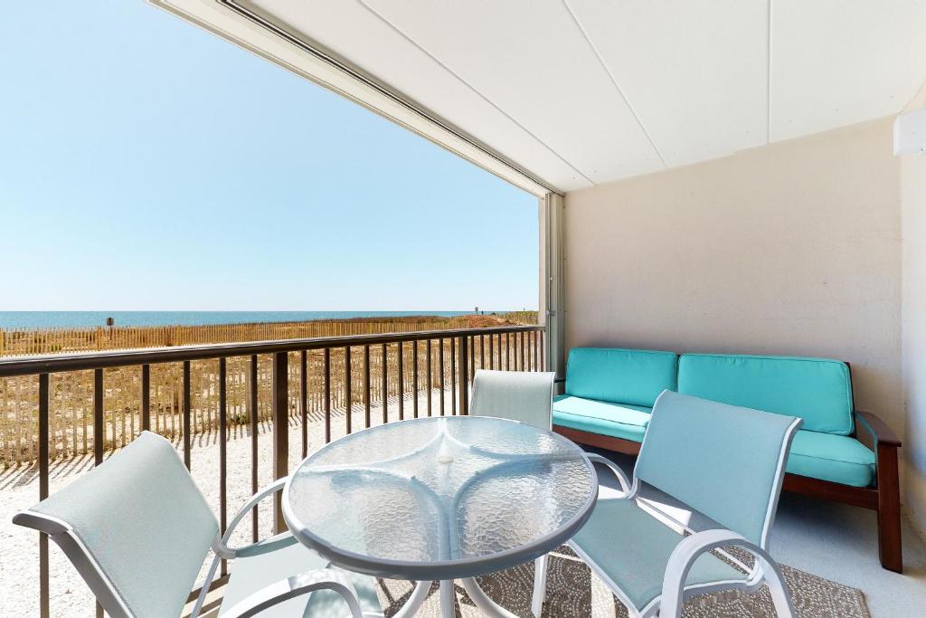 balcón con mesa, sillas y vistas al océano en Sandpiper Dunes 105 en Ocean City