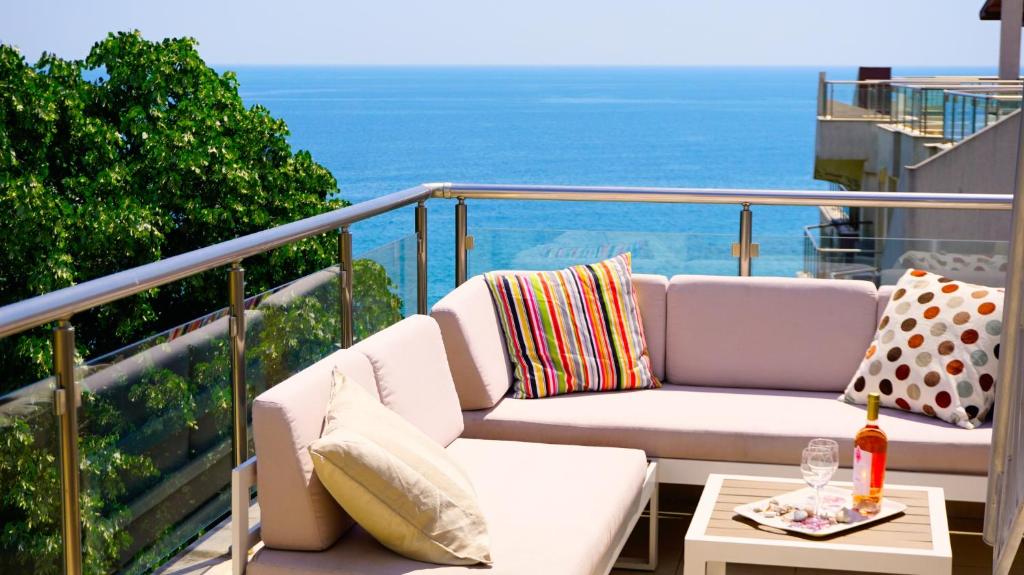 A balcony or terrace at Byala Cliff Sea View Penthouse