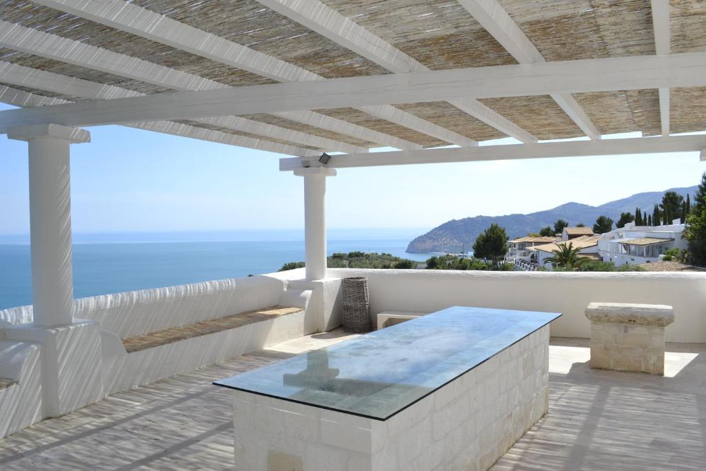- une vue sur l'océan depuis la terrasse d'une maison dans l'établissement La Locanda Del Carrubo, à Mattinata