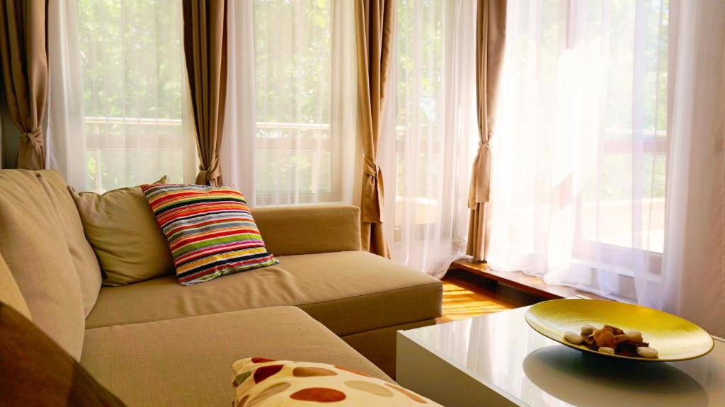 A seating area at Byala Cliff Sea View Penthouse