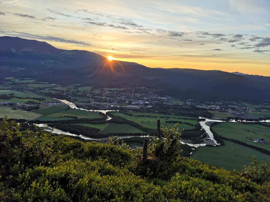 a view of the sunset from a mountain at Baugsberget Fjelltopphytter in Alvdal