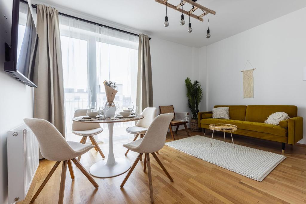sala de estar con mesa, sillas y sofá en Bright stylish apartment with a balcony in a top location en Viena
