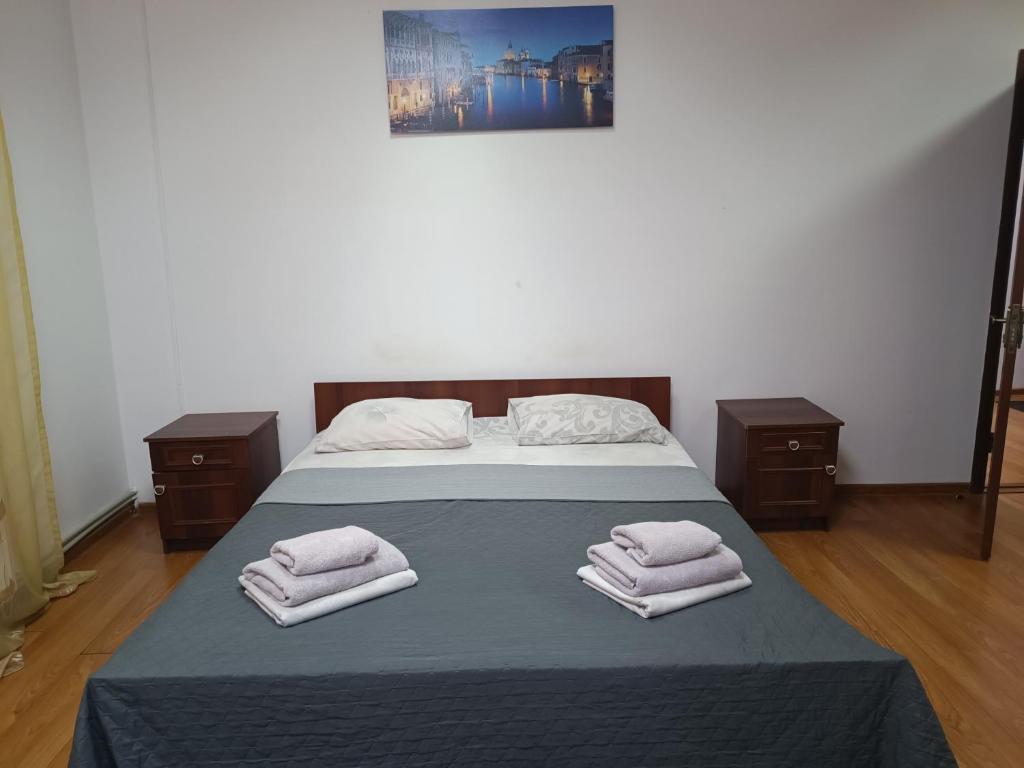 - une chambre avec un lit et 2 serviettes dans l'établissement Apartments Domovik on Valenberga 3, à Moukatcheve