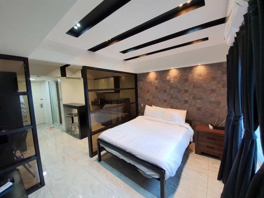 Burgundy McKinley Place Service Apartment - 女王工作室