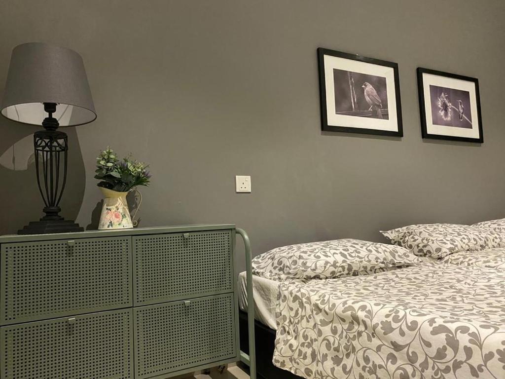 um quarto com 2 camas e um candeeiro numa cómoda em Apartment Mahkota Melaka Room 3062 em Malaca