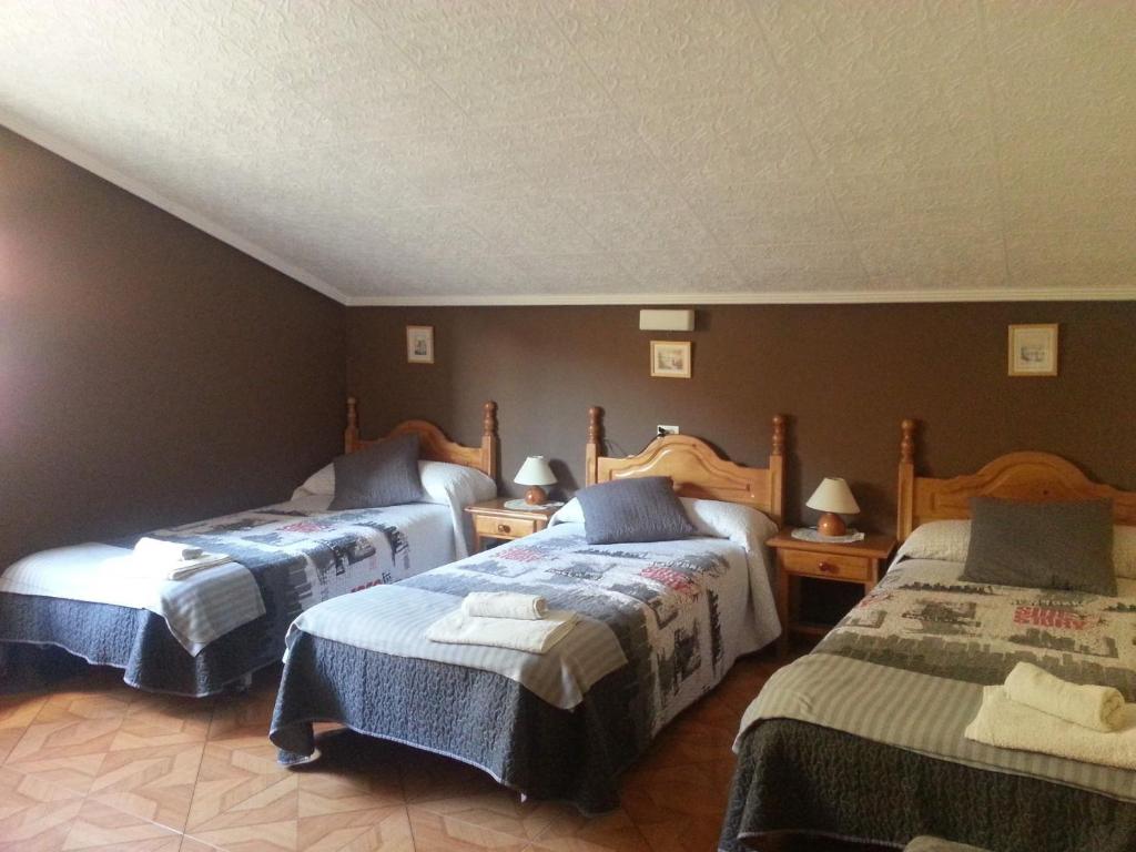 Cama o camas de una habitación en Hostal La Collada de Aralla
