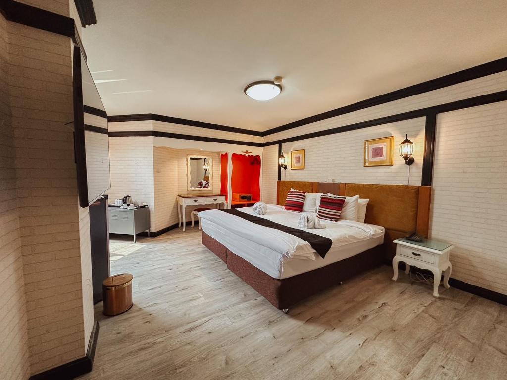 sypialnia z dużym łóżkiem w pokoju w obiekcie Hotel De Khuvieng w mieście Chiang Mai