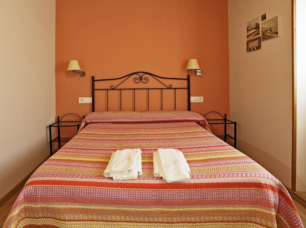 Postel nebo postele na pokoji v ubytování Hostal Orialde