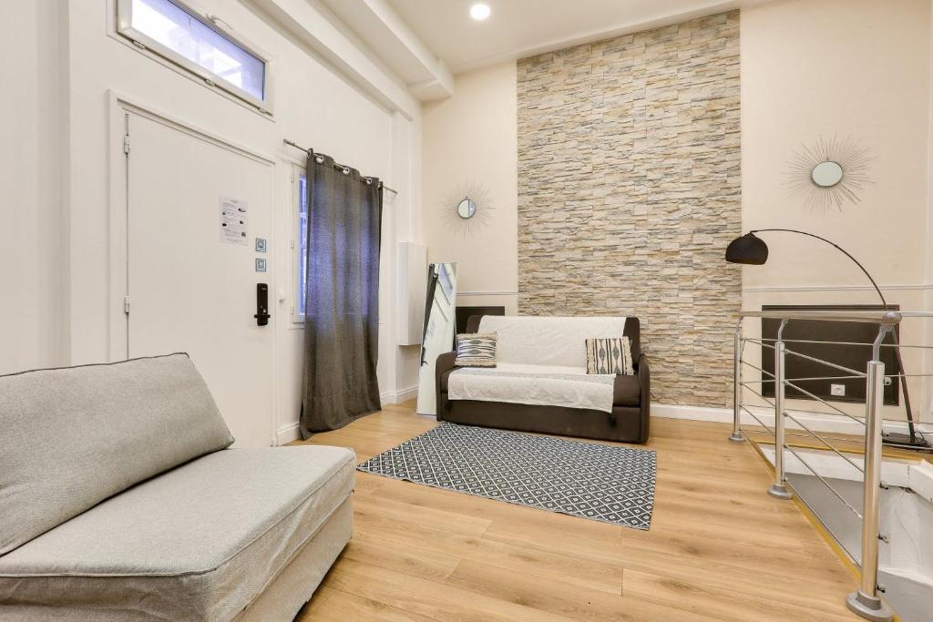 - un salon avec un canapé et une cheminée dans l'établissement 05 - Parisian Design Loft, à Paris
