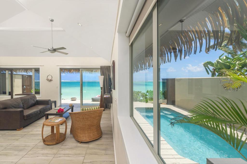 uma sala de estar com vista para o oceano em Sea Change Villas em Rarotonga