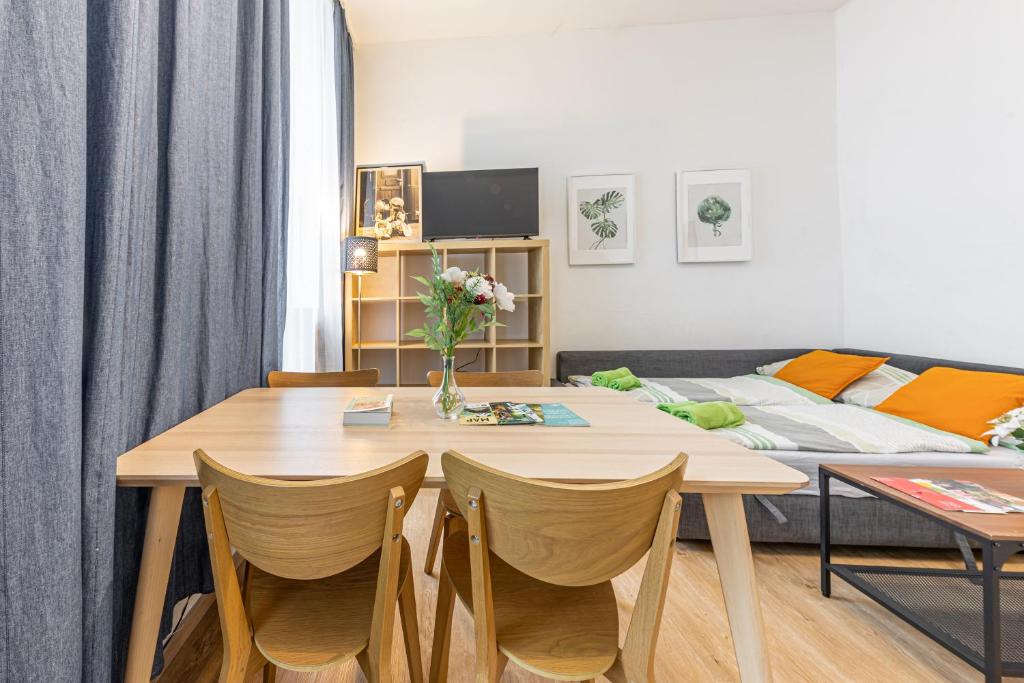 Televízia a/alebo spoločenská miestnosť v ubytovaní TRENDY VIENNA by JR City Apartments