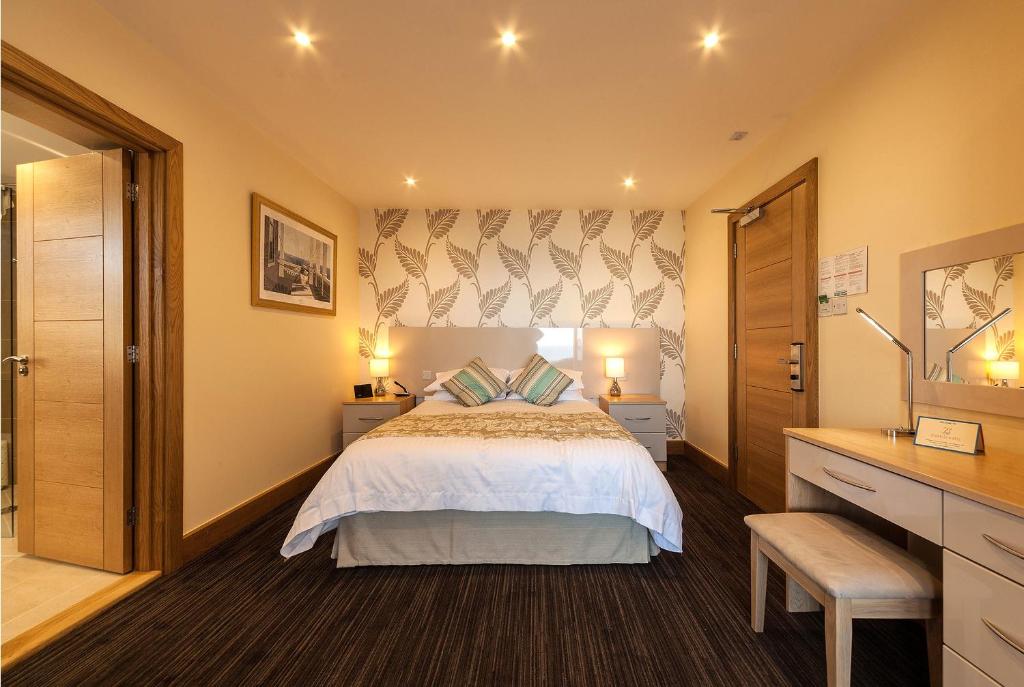 Una cama o camas en una habitación de Biarritz Hotel