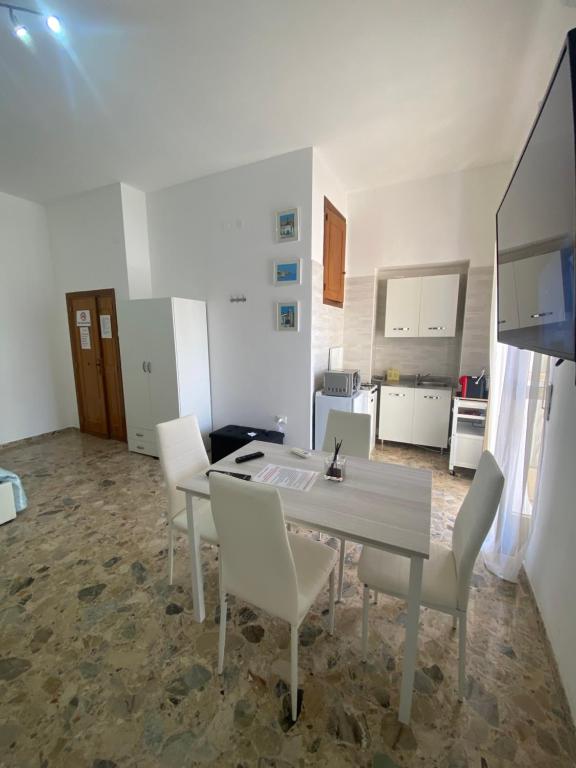 A kitchen or kitchenette at 6 Civico d arte Gargano home