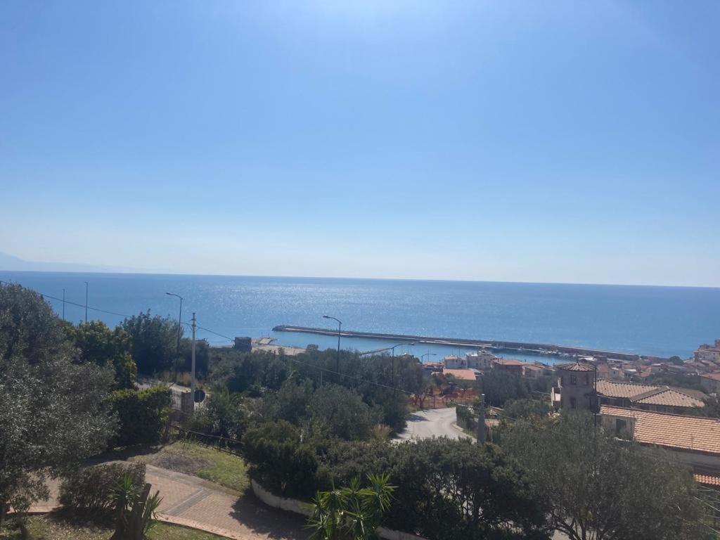 vistas al océano y a una ciudad con árboles en Villa Stefania, en Marina di Camerota