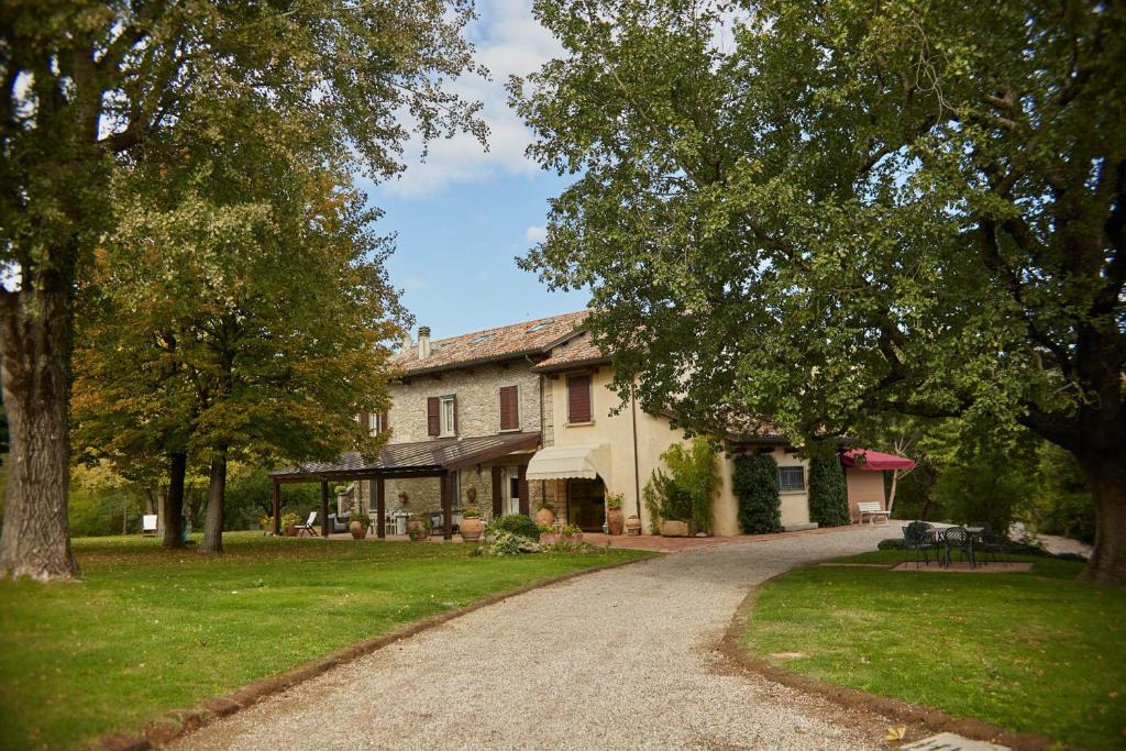 a driveway leading to a house with trees at Agriturismo Virano19 in Castrocaro Terme