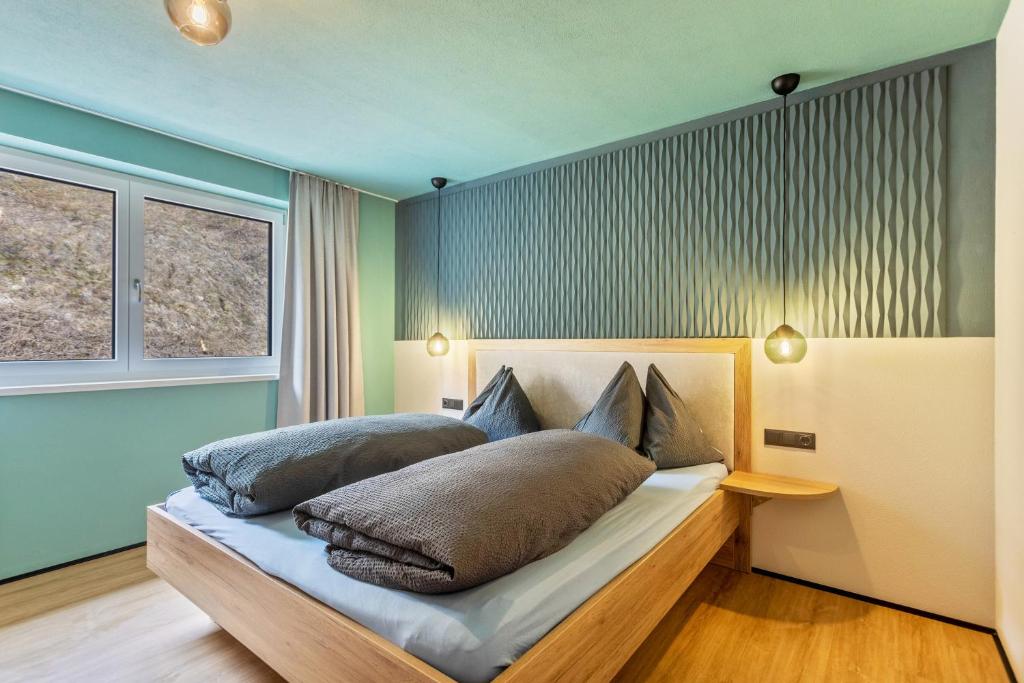 1 dormitorio con 1 cama con 2 almohadas en Luisalle Top 5, en Auffach