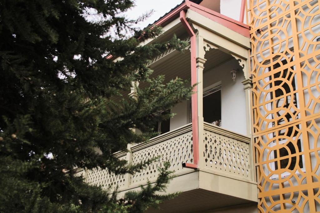 een balkon van een huis met een boom bij Crystall hotel Tbilisi in Tbilisi City