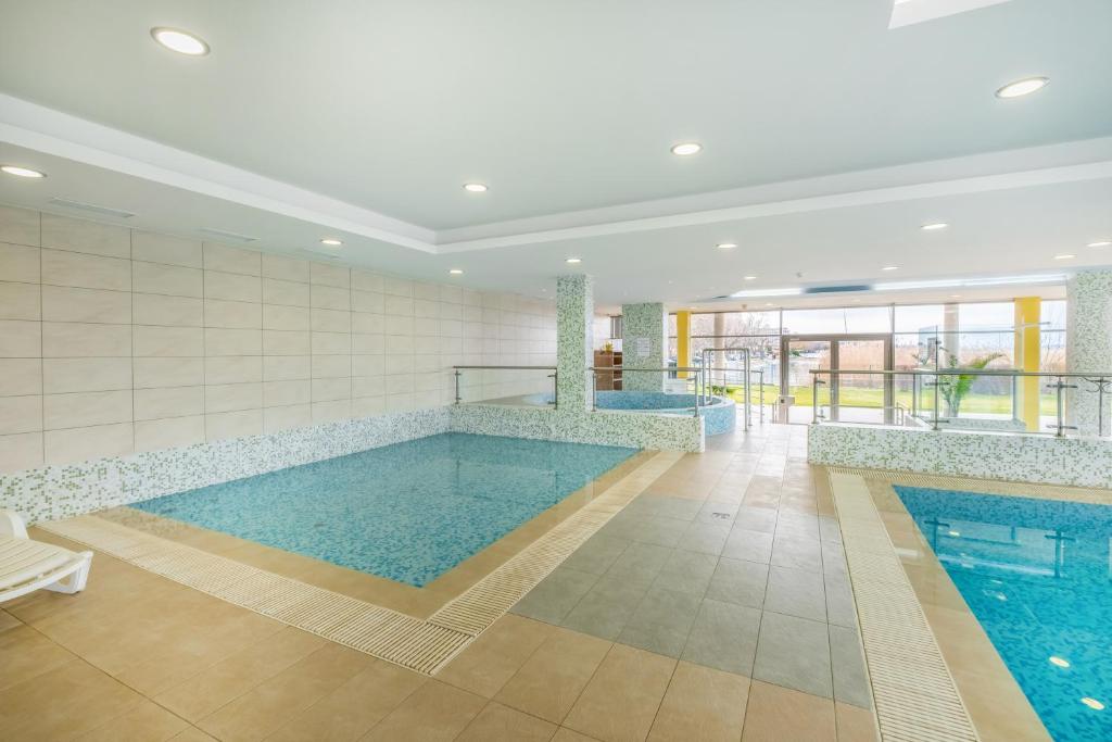 Bazén v ubytování MyFlat Club 218 Palazzo Wellness Apartment nebo v jeho okolí