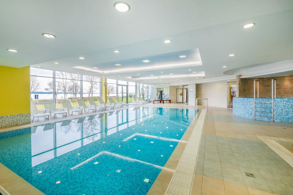 Bazén v ubytování MyFlat Club 218 Palazzo Wellness Apartment nebo v jeho okolí