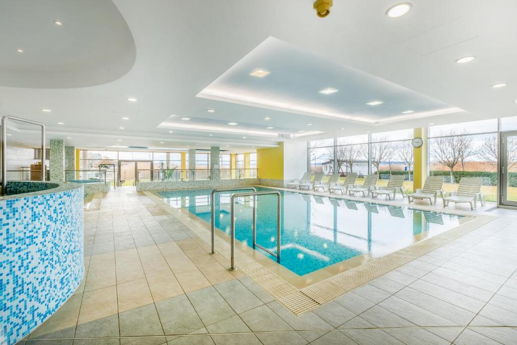 Bazén v ubytování MyFlat Club 218 Palazzo Wellness Apartment nebo v jeho okolí