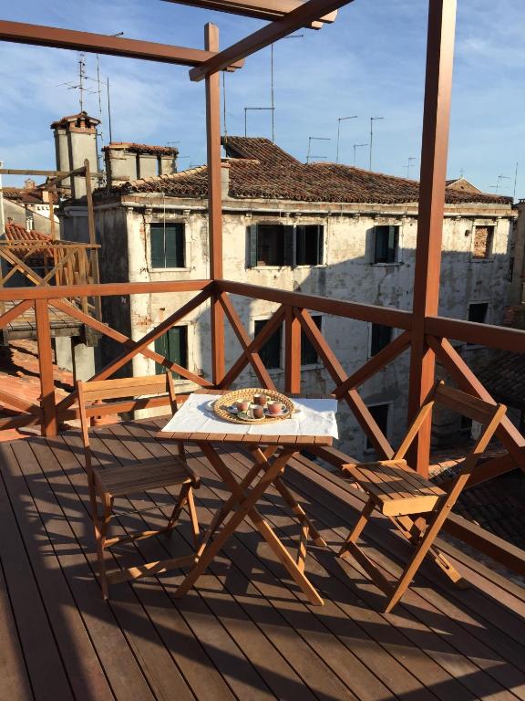 Venice Homes & Holidays - Rialto Three Bedroom Apartment - Split Level