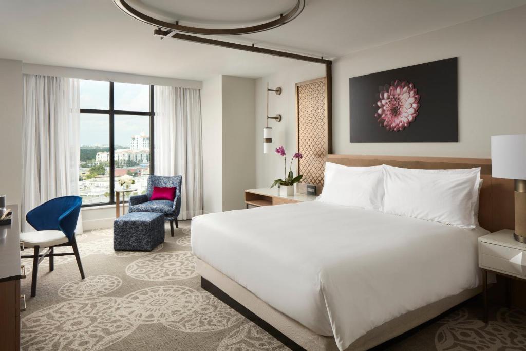 Postel nebo postele na pokoji v ubytování Loews Coral Gables Hotel