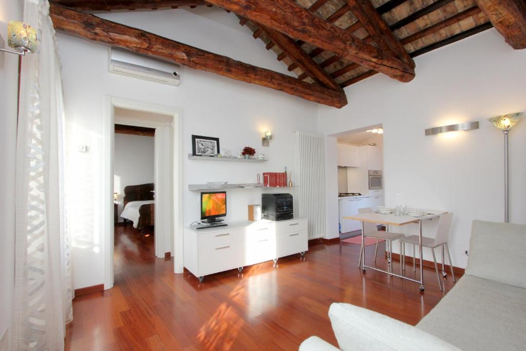 sala de estar con TV y mesa en City Apartments Cannaregio, en Venecia