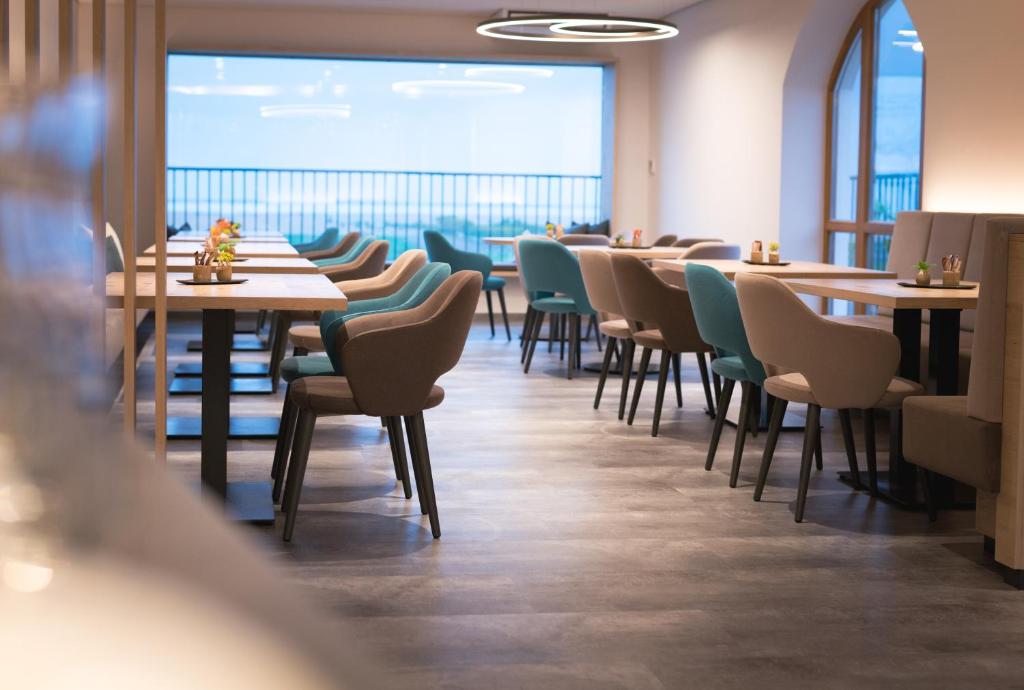 a row of tables and chairs in a restaurant at Weingut & Gästehaus zum Seeblick - Familie Sattler in Jois