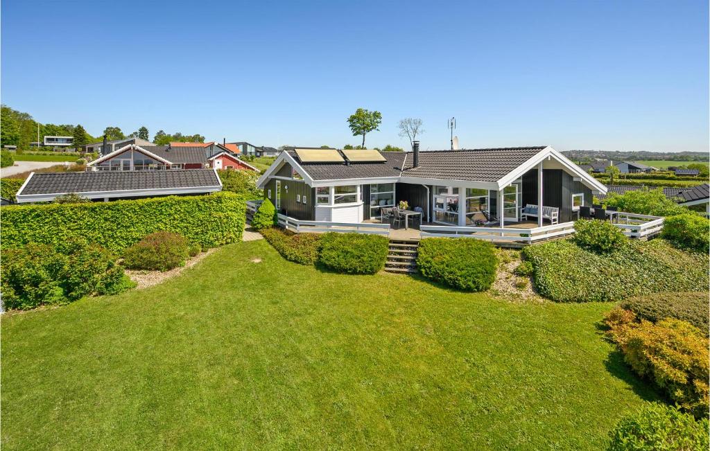 RøndeにあるBeautiful Home In Rnde With Kitchenの庭付きの家屋の空中風景