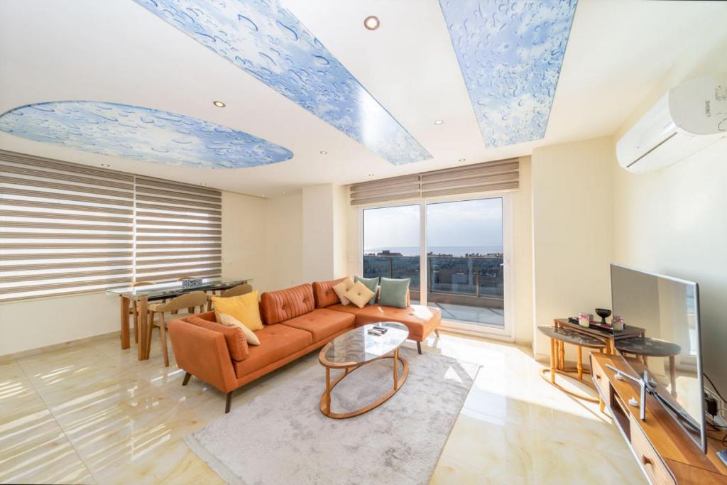พื้นที่นั่งเล่นของ Spacious Apartment with Sea View in Alanya