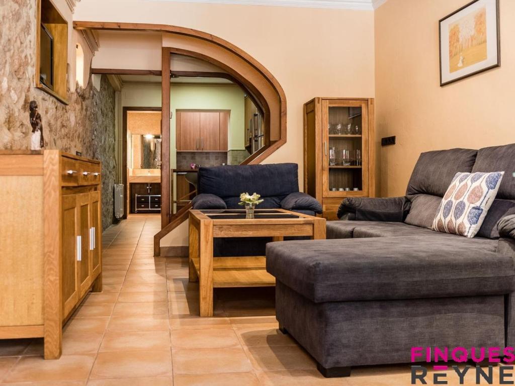 een woonkamer met een bank en een tafel bij Casa Monestir in Sant Feliu de Guixols