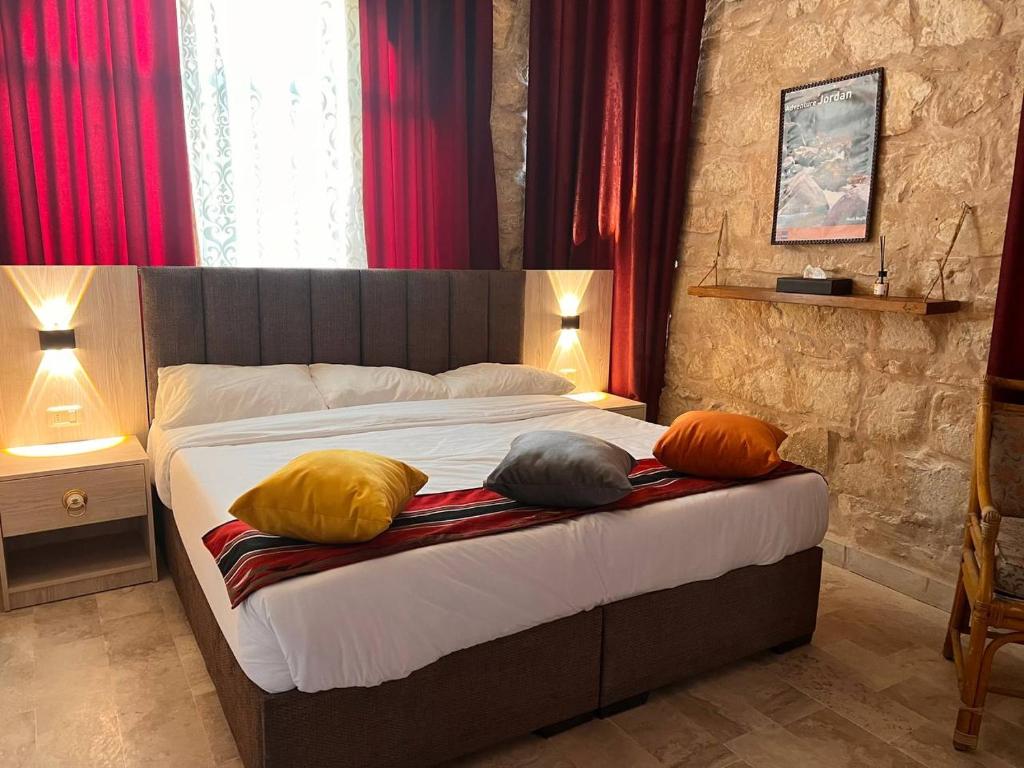 Postel nebo postele na pokoji v ubytování Petra fort hotel