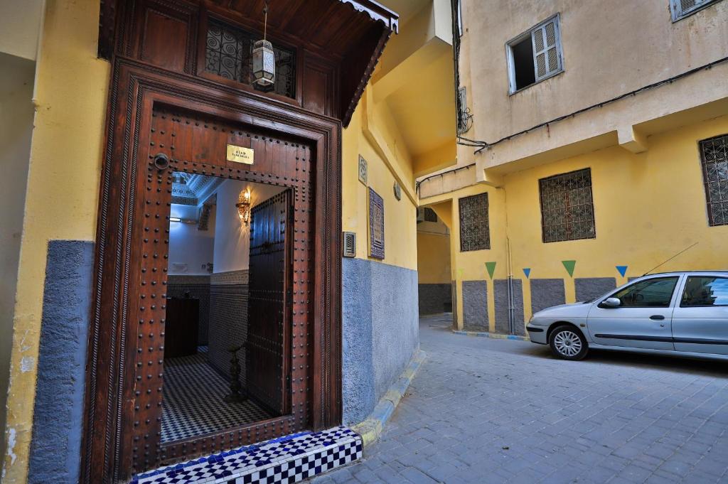 una puerta de madera en el lateral de un edificio en Riad Dar Chrifa, en Fez