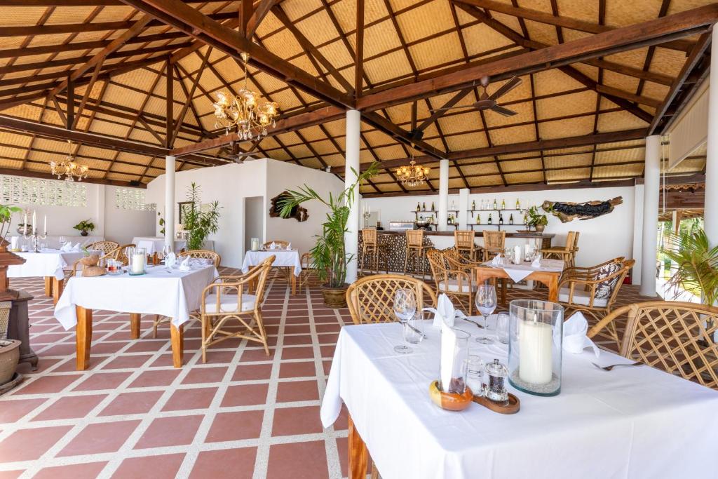 Lanta Palace Beach Resort & Spa - Adult Onlyにあるレストランまたは飲食店