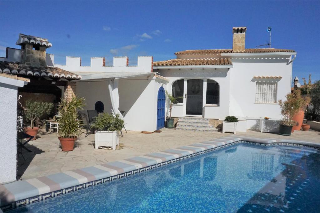 une villa avec une piscine en face d'une maison dans l'établissement Hana, à Els Poblets