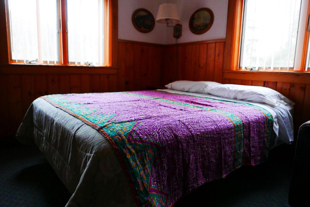 Postel nebo postele na pokoji v ubytování Slide Mountain Forest House