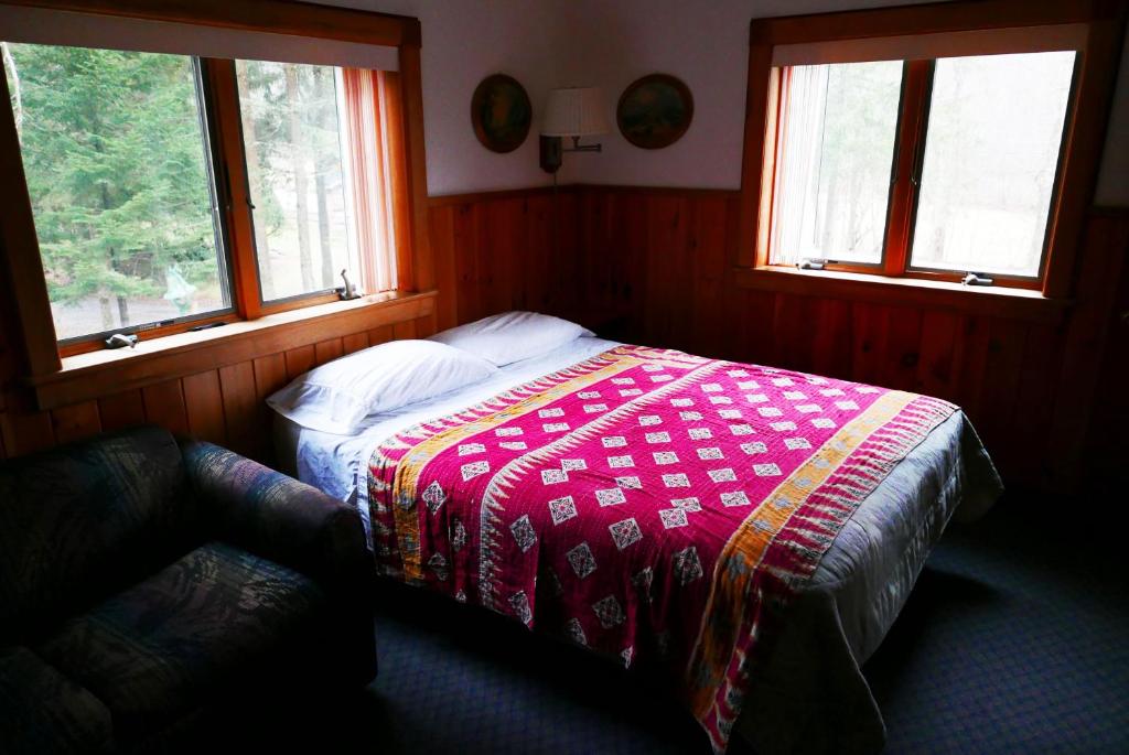 Postel nebo postele na pokoji v ubytování Slide Mountain Forest House
