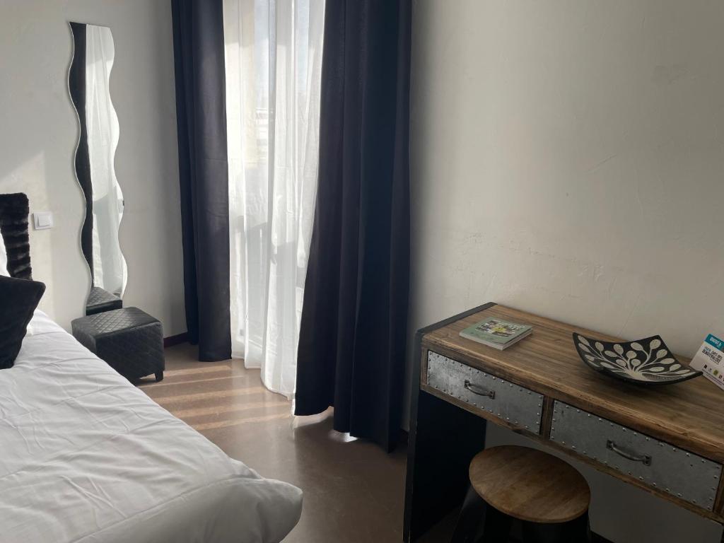 Postel nebo postele na pokoji v ubytování Logis Hotel De La Clape